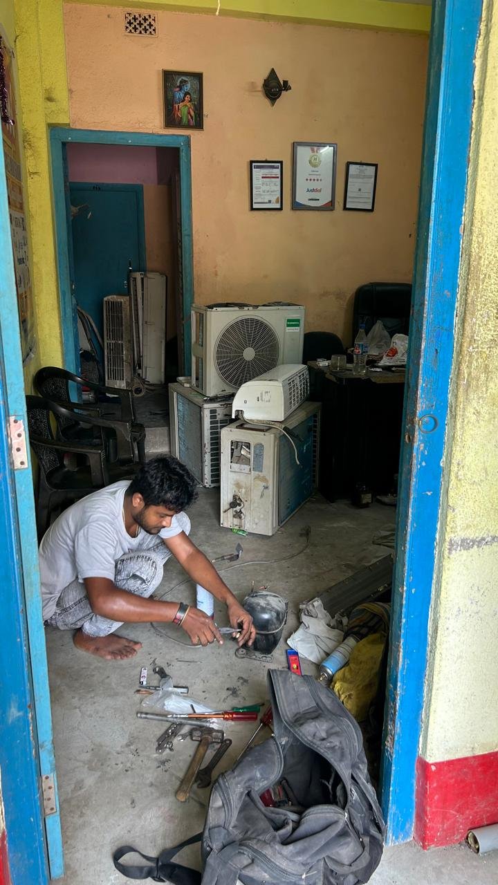 AC mechanic Mr. Kartick Das in Madhyamgram 2